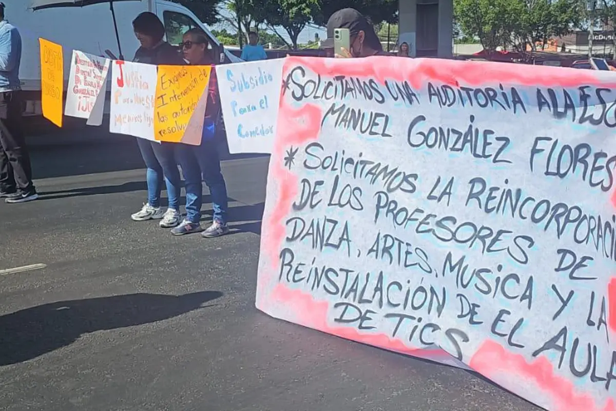 Papás de la primera de Iztapalapa manifestándose por presunto desvío de dinero. Foto: Ramón Ramírez