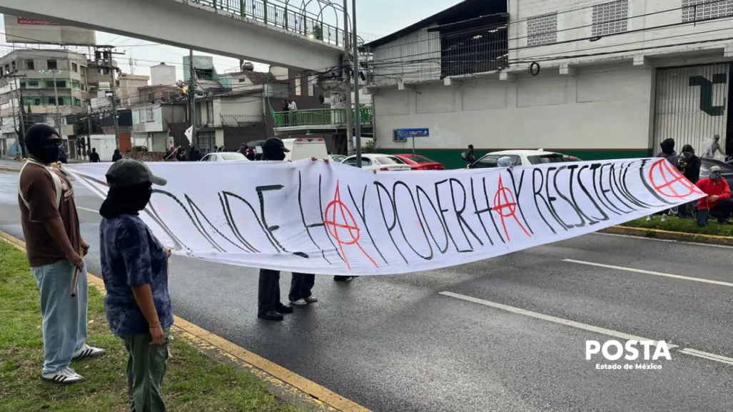 VIDEO | Estudiantes de UAEMéx bloquean Paseo Tollocan, dicen no a las clases en línea