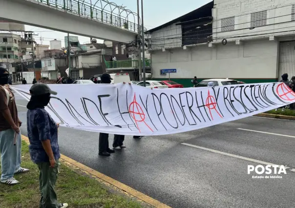 VIDEO | Estudiantes de UAEMéx bloquean Paseo Tollocan, dicen no a las clases en línea