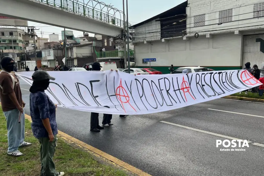 VIDEO | Estudiantes de UAEMéx bloquean Paseo Tollocan, dicen no a las clases en línea