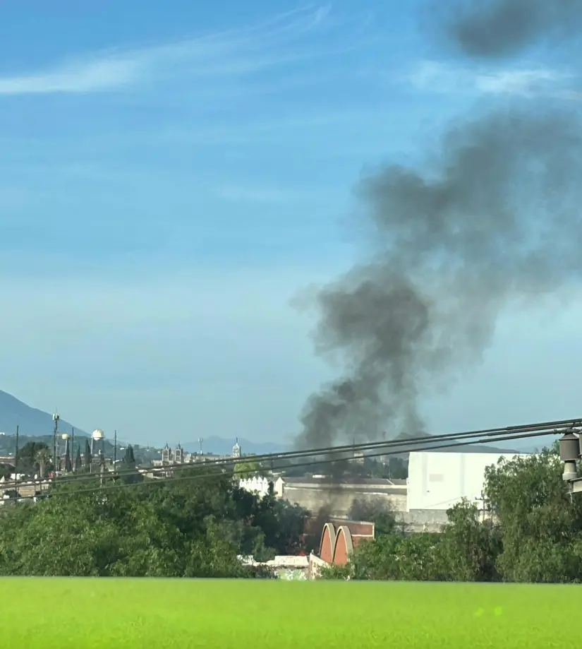 Fumarola de la recicladora incendiada en Saltillo / Foto: Marco Juárez 