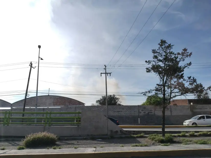 Así se observó el incendio en el bulevar Vito Alessio Robles de Saltillo / Foto: Marco Juárez 