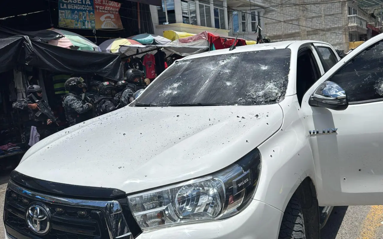 Camioneta blanco de disparos durante el enfrentamiento. Foto: X (@CanalAntigua)