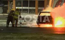 Incendio consume auto tras choque en Monterrey