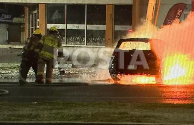 Incendio consume auto tras choque en Monterrey