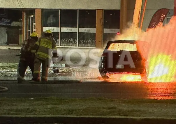Incendio consume auto tras choque en Monterrey