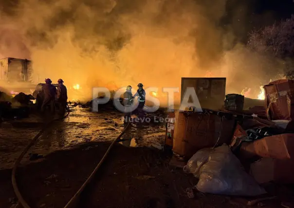 VIDEO | Incendio consume recicladora en Guadalupe