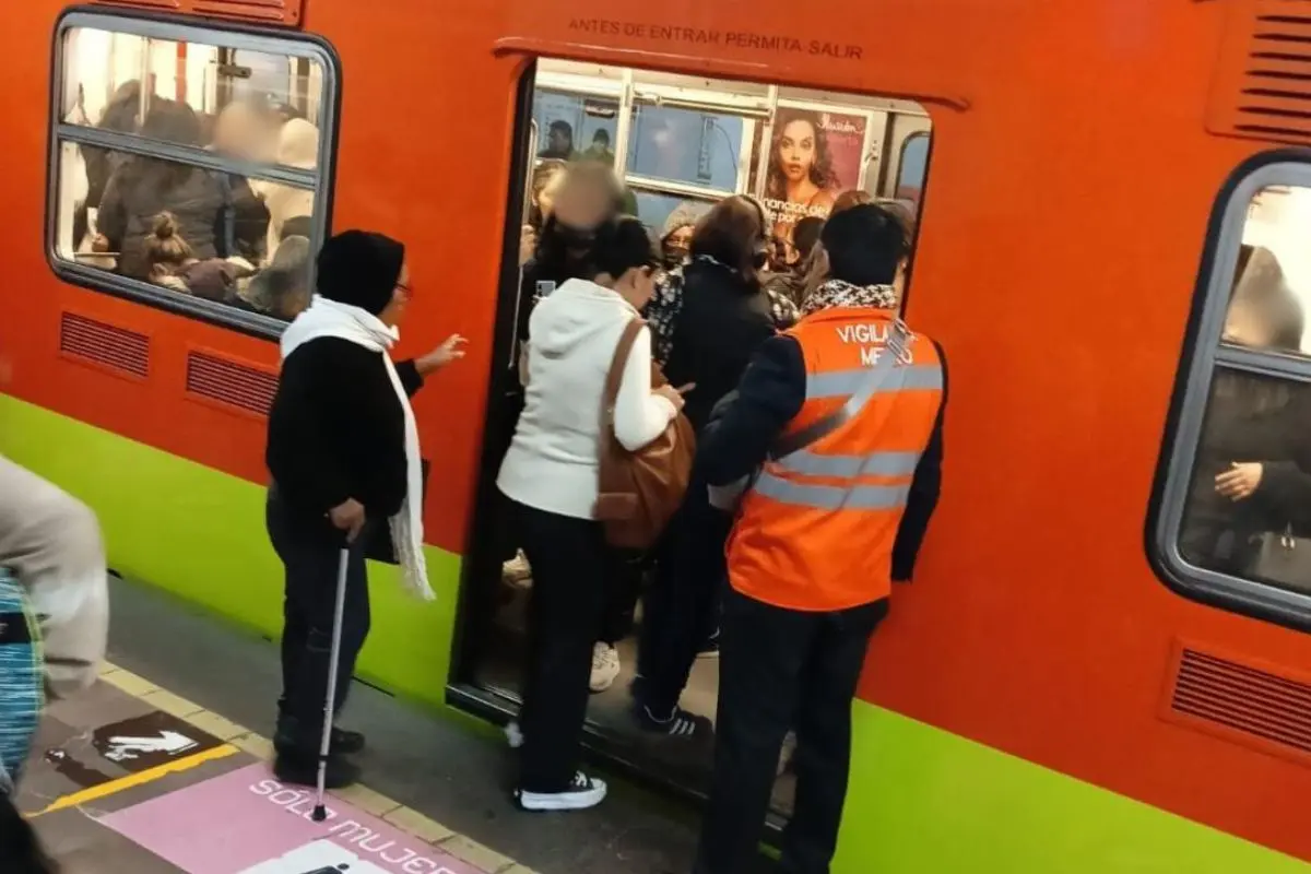 Alta afluencia de personas en vagón del Metro CDMX. Foto: X (@MetroCDMX)