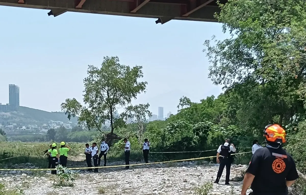 Elementos de Protección Civil y Policías de San Pedro acordonaron el lugar donde quedó el cuerpo de la mujer que se arrojó del puente Atirantado en el municipio de San Pedro. Foto: Protección Civil de Nuevo León