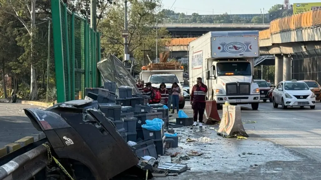 CDMX: camión cargado con varias toneladas de pollo volcó en Circuito Interior
