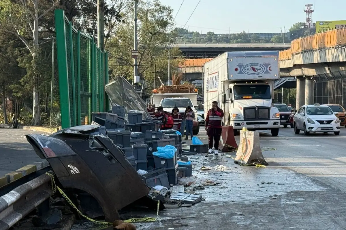 Trailer que transportaba pollos congelados volcó en Circuito Interior CDMX. Foto: Ramón Ramírez