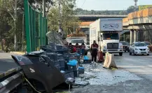 CDMX: camión cargado con varias toneladas de pollo volcó en Circuito Interior