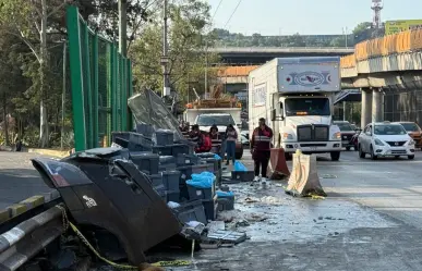 CDMX: camión cargado con varias toneladas de pollo volcó en Circuito Interior