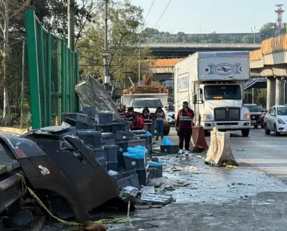 CDMX: camión cargado con varias toneladas de pollo volcó en Circuito Interior