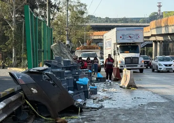 CDMX: camión cargado con varias toneladas de pollo volcó en Circuito Interior