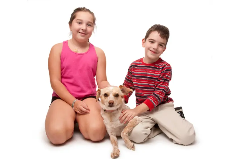 La convivencia con un perro no sólo alegra el hogar, sino que también educa a los niños sobre la responsabilidad y el cariño. Foto: Canva