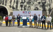 Adrián de la Garza y Mauricio Fernández develan placa del mural Ojo de Agua en el Túnel de la Loma Larga