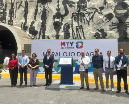 Adrián de la Garza y Mauricio Fernández develan placa del mural Ojo de Agua en el Túnel de la Loma Larga