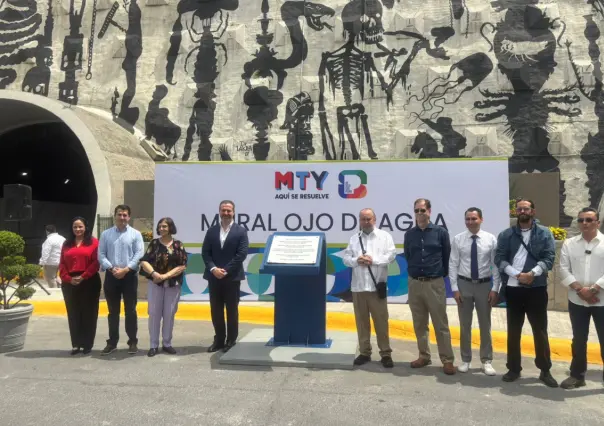 Adrián de la Garza y Mauricio Fernández develan placa del mural Ojo de Agua en el Túnel de la Loma Larga