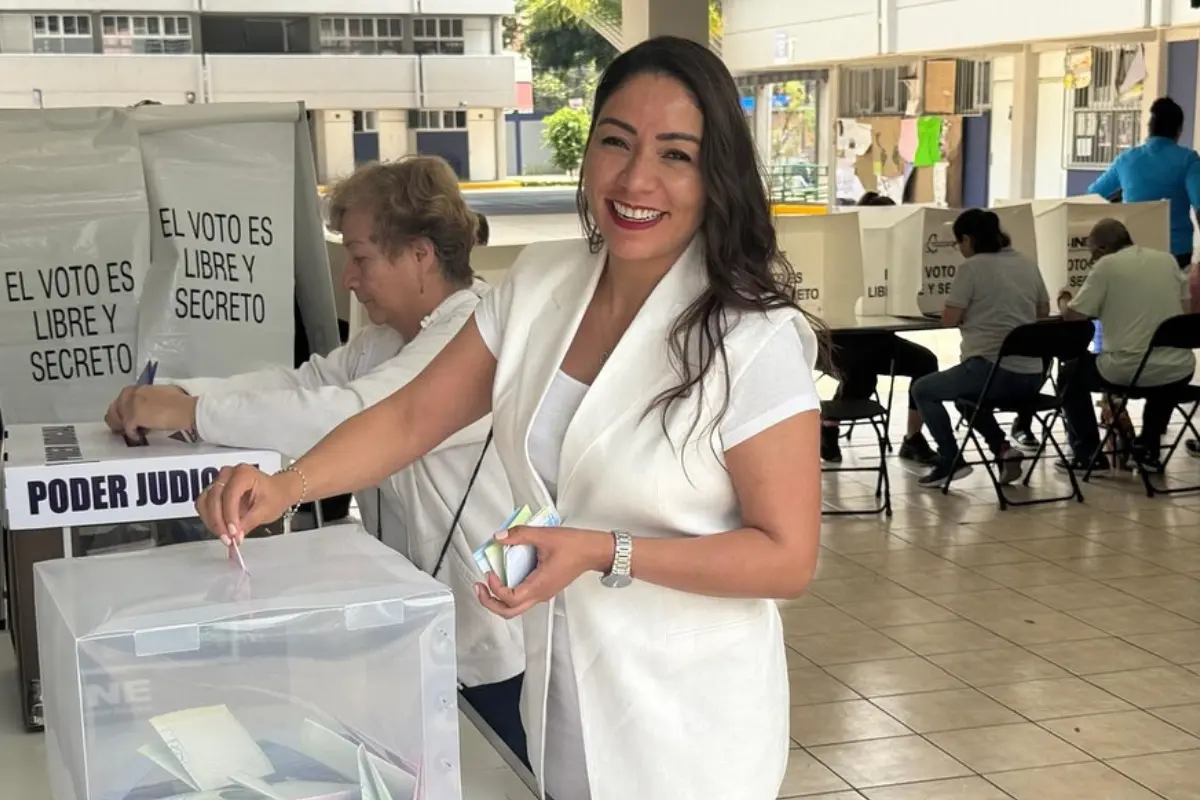 Alejandra Chávez votando en las elecciones Judiciales de CDMX. Foto: IG (alechavezcam)