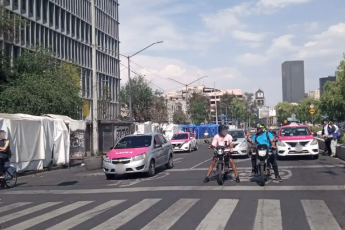 autos circulando por vialidades de CDMX. Foto: X (@OVIALCDMX) | Canva