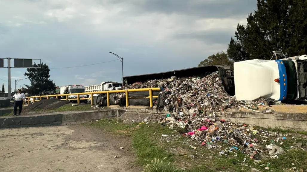 Vuelca tráiler con varias toneladas de basura en la alcaldía Venustiano Carranza en CDMX