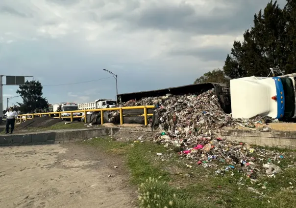 Vuelca tráiler con varias toneladas de basura en la alcaldía Venustiano Carranza en CDMX