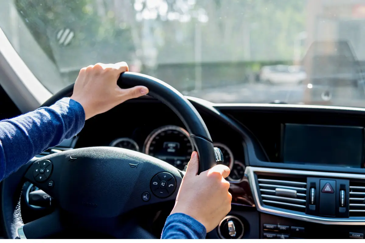 Hombre al volante. Foto: Canva