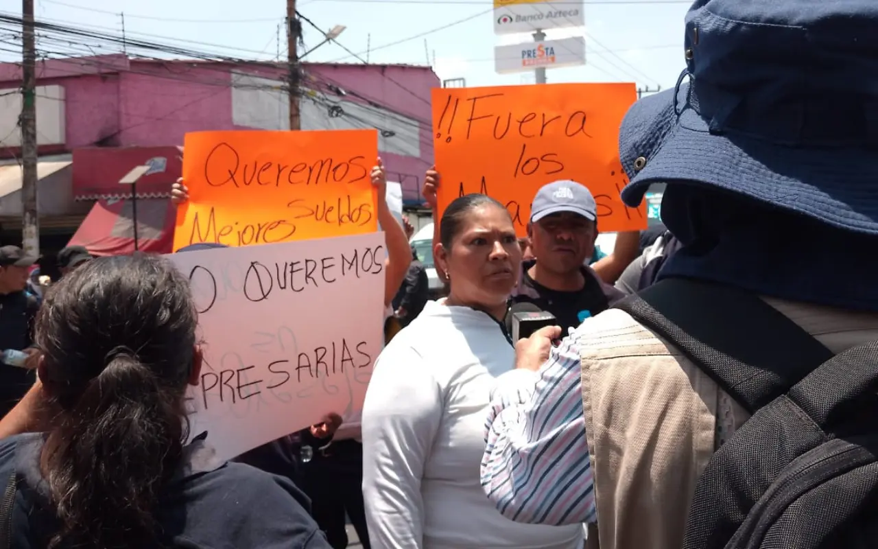 Policías municipales de Los Reyes La Paz entregaron un pliego petitorio dirigido a la presidenta municipal. Foto: Luis Alfaro