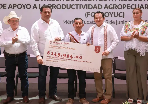 Entregan créditos a productores del campo en Yucatán