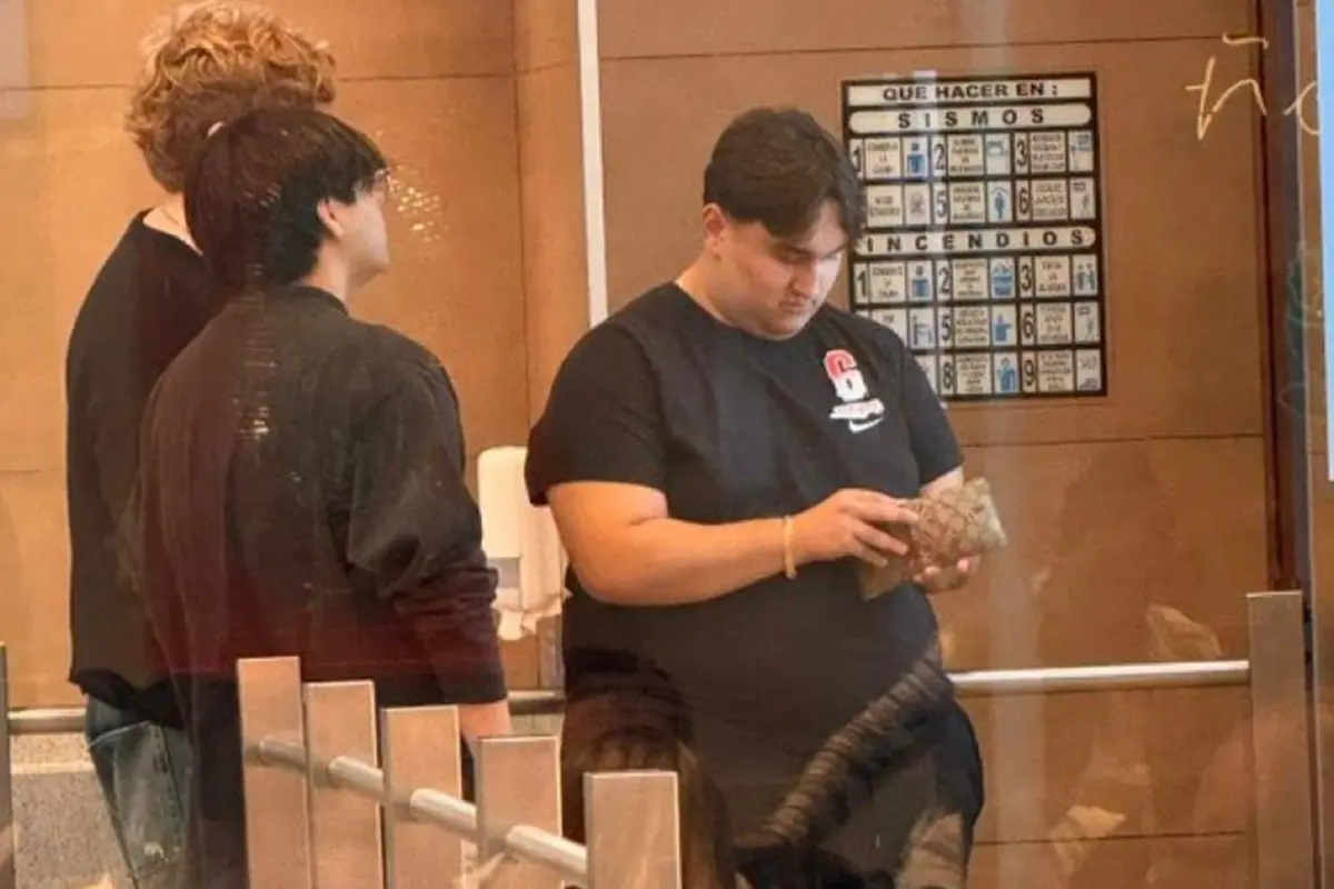 Jesús Ernesto López Gutiérrez sacando dinero de su cartera Gucci Foto: X(Twitter) @MAOS8183