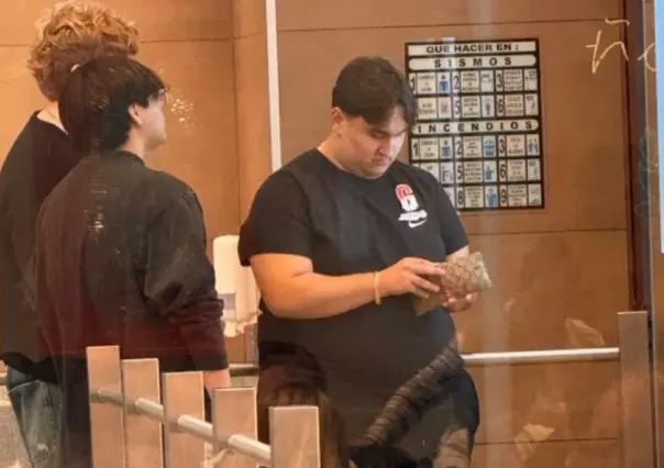 Gucci: la cartera de Jesús Ernesto, hijo menor de AMLO, que cuesta 9 mil 300 pesos