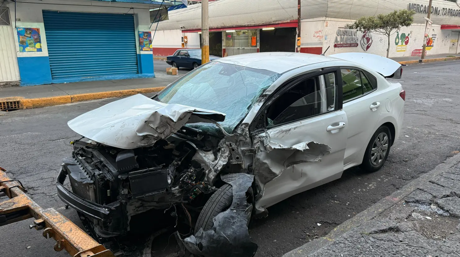 Auto compacto estrellado contra un tráiler en la CDMX. Foto: Ramón Ramírez