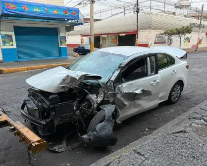 Aparatoso choque entre auto compacto y tráiler deja dos heridos en la GAM