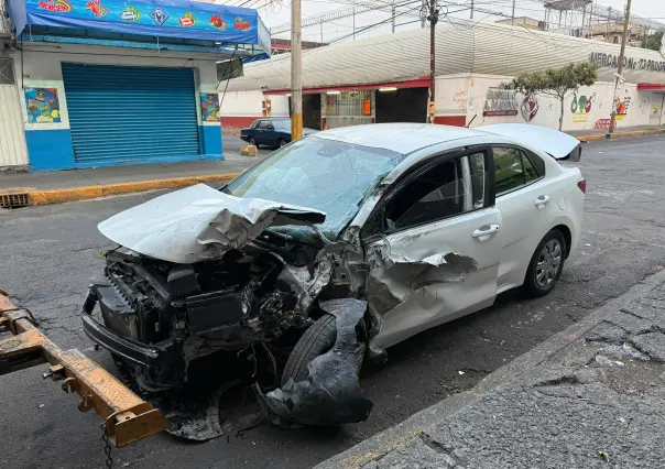 Aparatoso choque entre auto compacto y tráiler deja dos heridos en la GAM