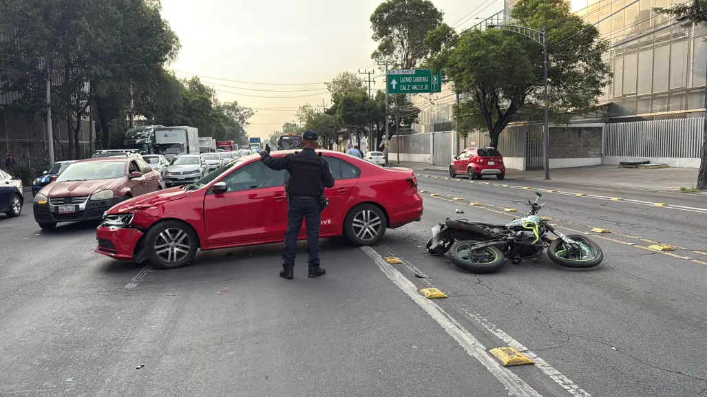 Motociclista de CDMX resulta lesionado tras fuerte choque en Azcapotzalco