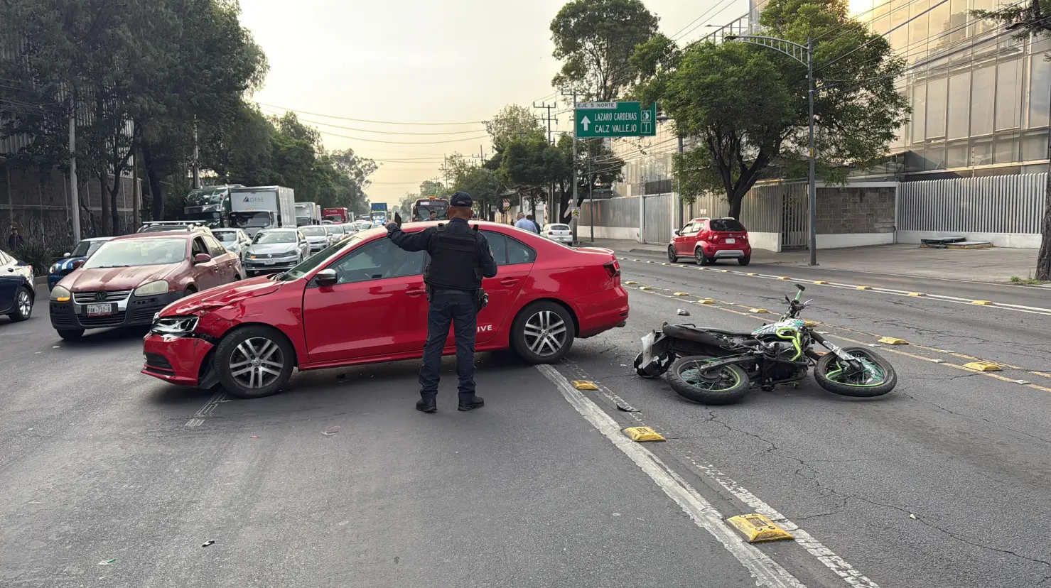 Policía de CDMX frente a la motocicleta accidentada. Foto: Ramón Ramírez