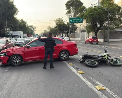 Motociclista de CDMX resulta lesionado tras fuerte choque en Azcapotzalco