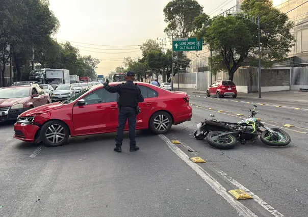 Motociclista de CDMX resulta lesionado tras fuerte choque en Azcapotzalco