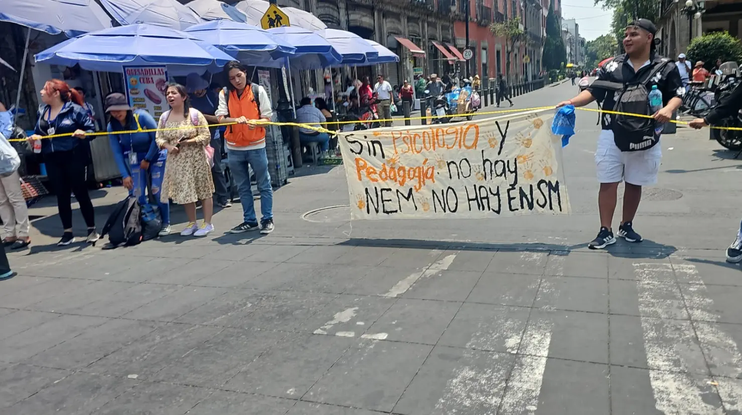 Normalistas manifestándose en la CDMX. Foto: Luis Alfaro
