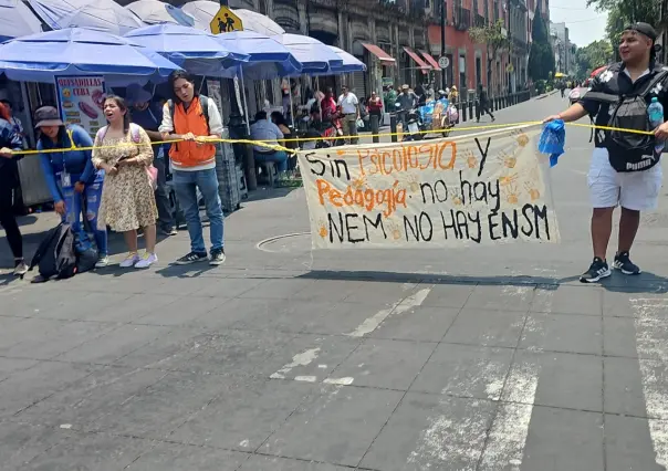 Normalistas se manifiestan frente a oficinas de la SEP en CDMX para recuperar carreras eliminadas
