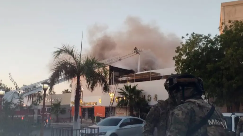 Voraz incendio en zapatería del Centro Histórico de La Paz: bomberos luchan por sofocarlo