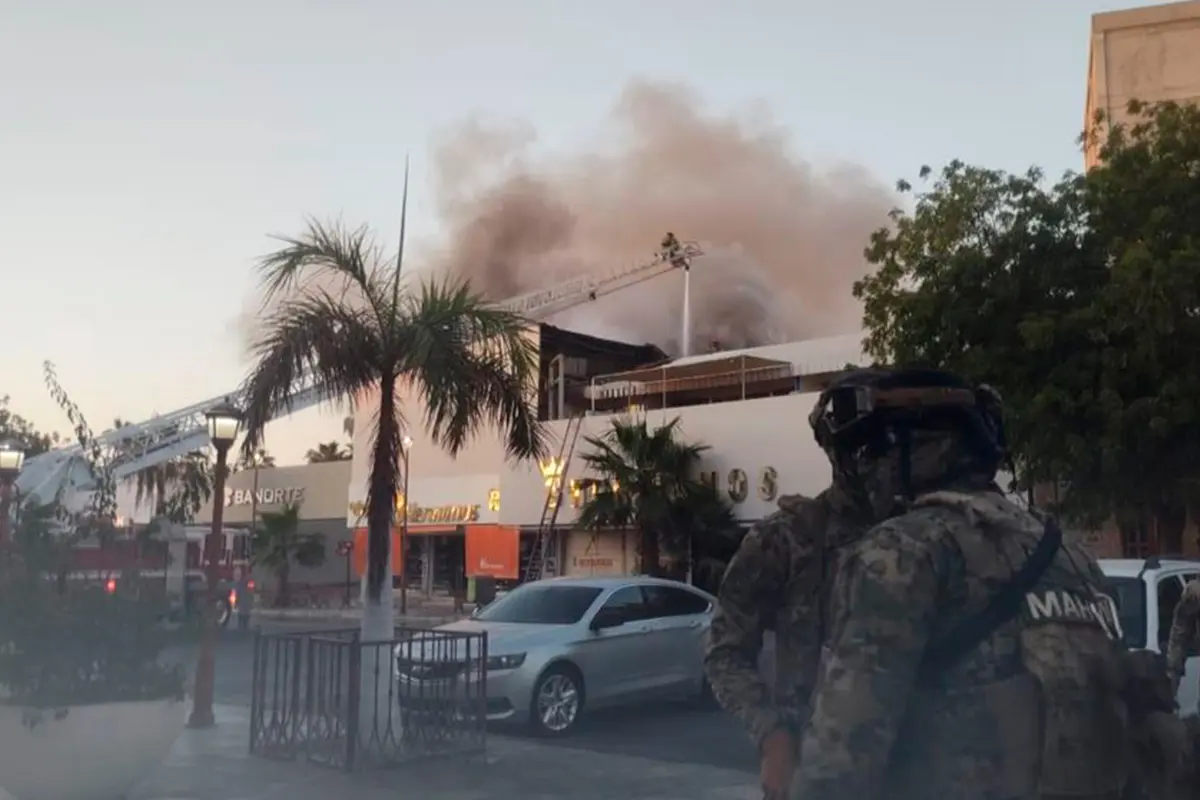 Un impresionante incendio prácticamente redujo a cenizas a uno de los comercios más tradicionales en el Centro Histórico de La Paz. Foto: Modesto Peralta Delgado.