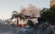 Voraz incendio en zapatería del Centro Histórico de La Paz: bomberos luchan por sofocarlo