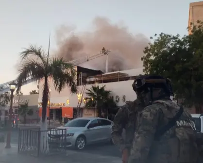Voraz incendio en zapatería del Centro Histórico de La Paz: bomberos luchan por sofocarlo