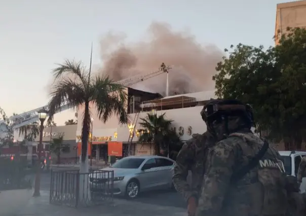 Voraz incendio en zapatería del Centro Histórico de La Paz: bomberos luchan por sofocarlo