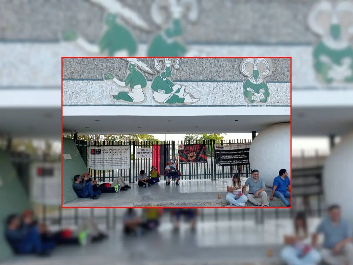 Desde las 5 de la mañana de este martes las puertas de la UTM fueron cerradas por maestros y personal administrativo quienes colocaron mantas manifestando su unión a la protesta magisterial.- Fuente Justicia Social MX