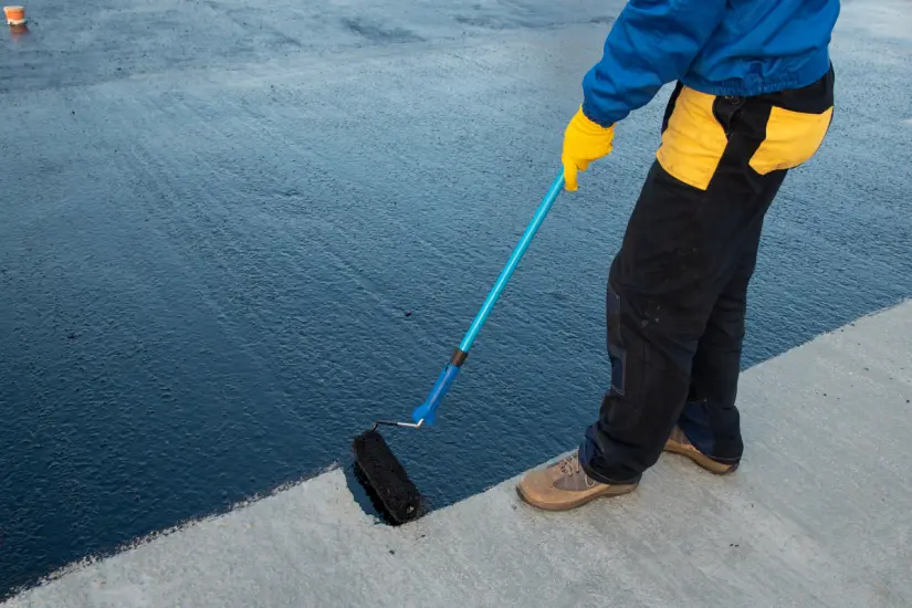 El chapopote se destaca como un material ideal para impermeabilizar techos, brindando protección y resistencia ante la lluvia. Foto: Canva