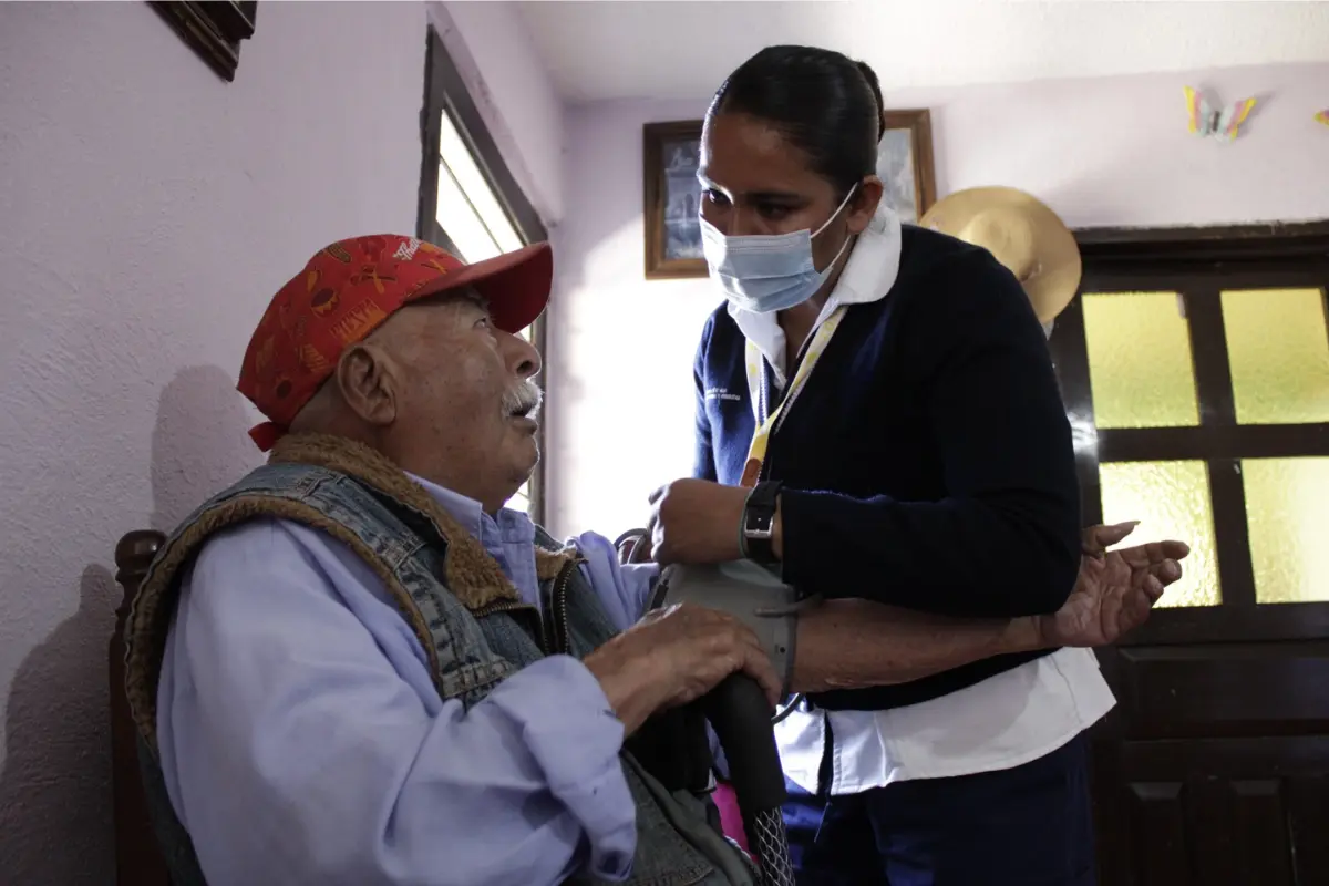 Imagen ilustrativa de la atención médica brindada por el programa Salud Casa por Casa en los hogares de las familias. Foto: Axel Hassel