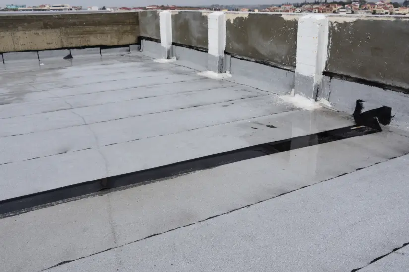 Utilizar chapopote para impermeabilizar techos te permitirá evitar problemas de filtración y mejorar la durabilidad de tu hogar. Foto: Canva